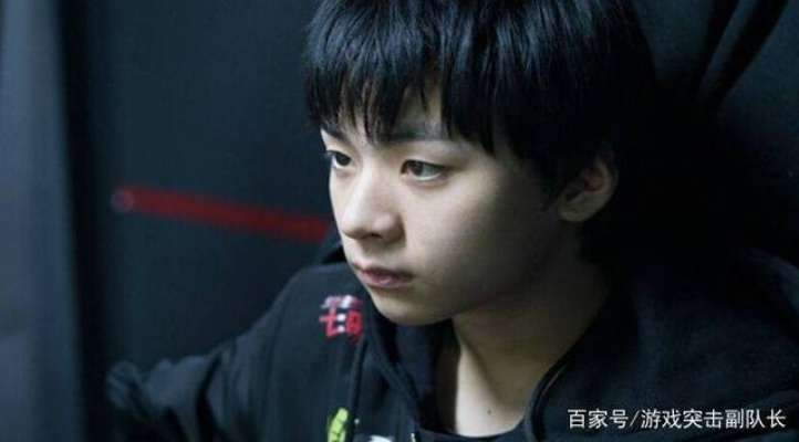 《英雄联盟》冠军AD服役近照曝光:坚毅眼神引热议！