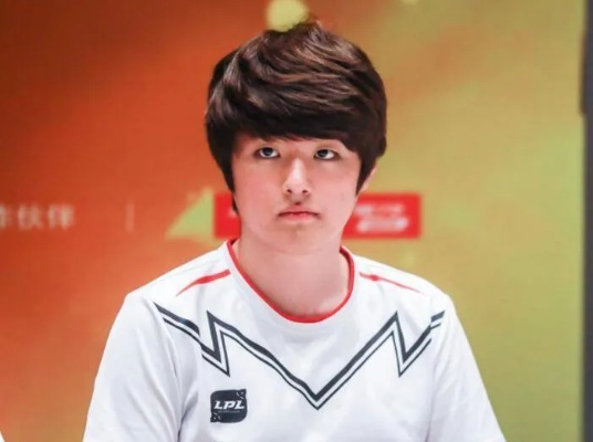 《英雄联盟》冠军AD服役近照曝光:坚毅眼神引热议！