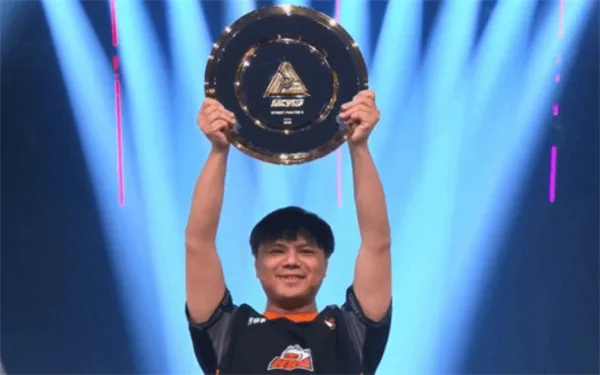 《街霸6》电竞杯冠军诞生：绝境五连冠，曾卓君少年荣耀！