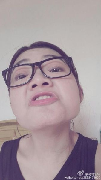 大脸美女俯视囧态图