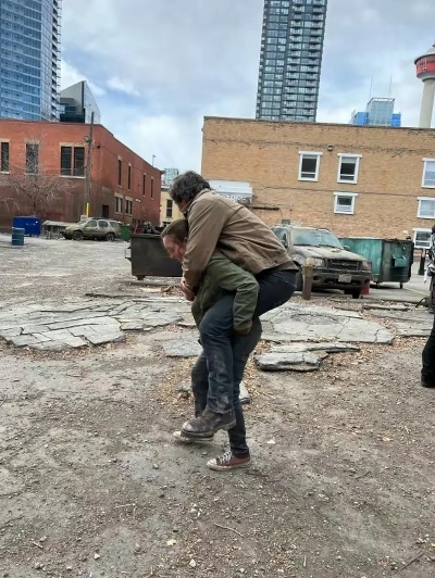 《最后生还者2》真人剧幕后:乔尔深情拥抱艾比艾莉