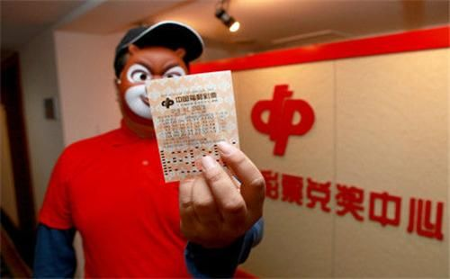 双色球用DeepSeek推荐号中奖了?获奖者,别盲目跟风上头！-