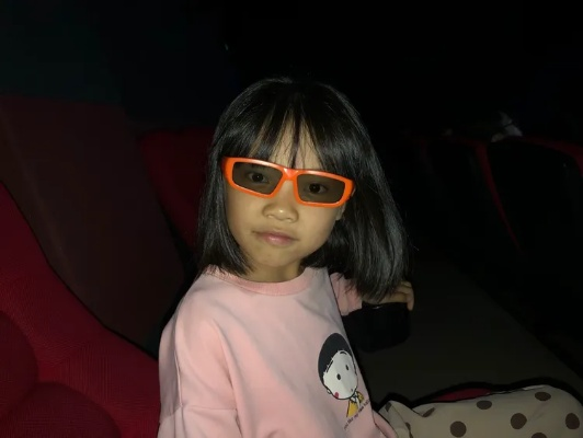 起猛了！妈妈将女儿扮成哪吒去看电影 一秒被拿捏 | 亲子观影体验有多温馨?