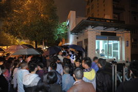 COD10狂热奶奶：78岁高龄深夜排队抢购，骨灰级玩家风采再现