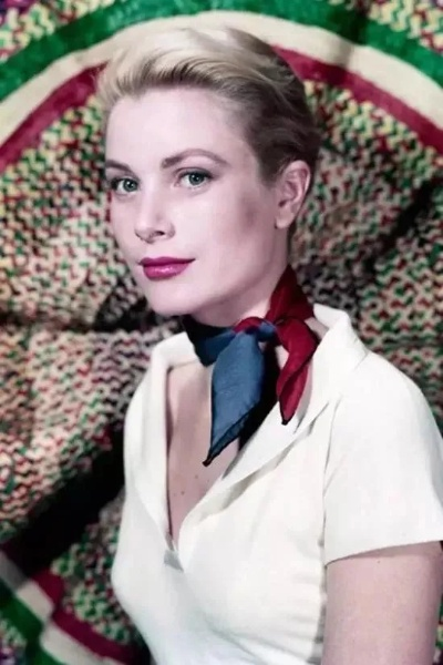 格蕾丝烈焰红唇，性感圣诞惊悚来袭