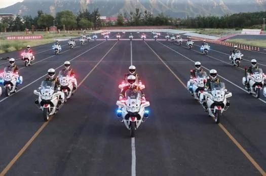 警用涂装酷炫！长城八缸灵魂摩托成功“入编”