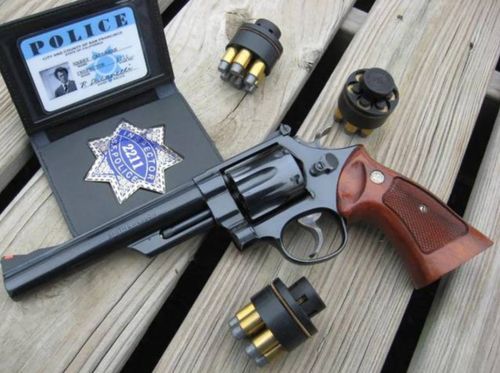 《生化4重制版》必备：强力手枪盘点，枪战利器大揭秘！