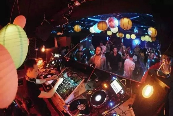 《勇闯暗黑日顺风车酒吧攻略：高效打法揭秘》