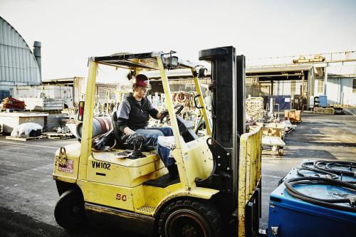 《莎木3》高画质叉车驾驶体验：老司机带你飞驰！