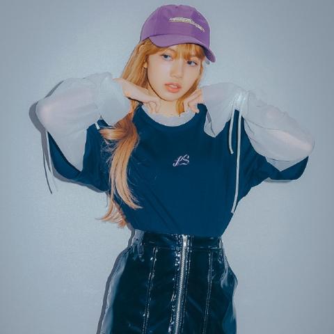 丝袜还能这么用啊?美女玩手机竟做出这举动,背后真相太惊人！