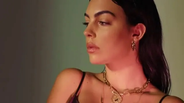 独家拆解C罗女友视频风格，从家庭日常到顶级商业变现