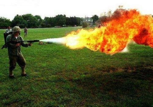 为什么高手爱用火焰枪？喷火器AOE爆发与持续伤害全解析