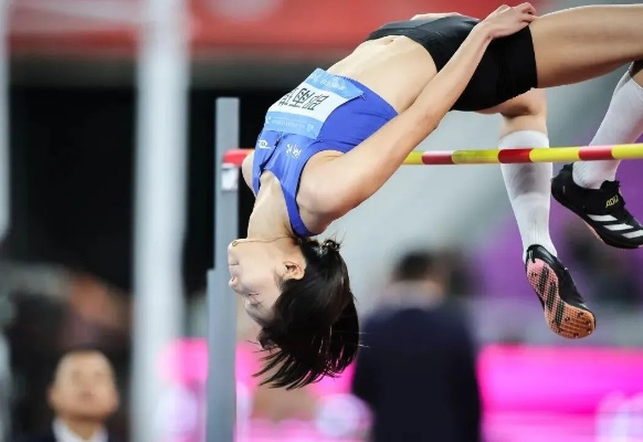 颜值与实力并存，女大学生跳高爆火背后的训练门道