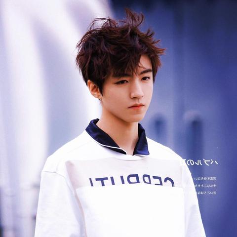 王俊凯晒与周杰伦合照超开心,买买买背后友谊新篇引期待！