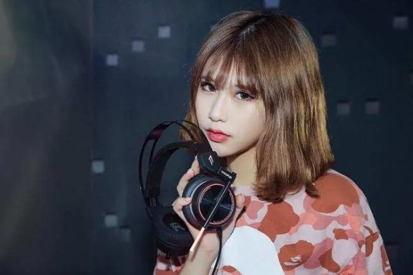 刘馥怡为何成电竞顶流？深度解析直播风格与技术