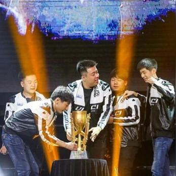 CFPL S8巅峰对决全解析，谁捧起了最终的总冠军奖杯？