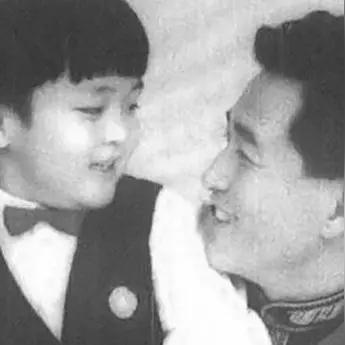 闪婚+姐弟恋！张歆艺结婚模式给普通人的启示，如何打破年龄差魔咒？