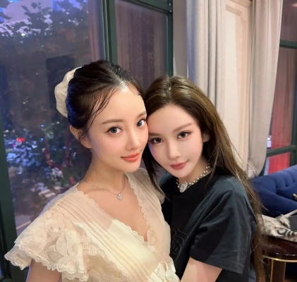 李小璐离婚后状态回春？拆解闺蜜团聚会治愈系穿搭