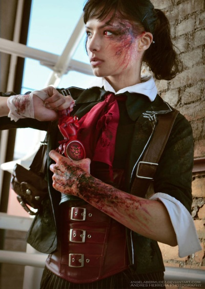 网红cos维什戴尔惊艳亮相！战损嗨丝张力十足,自信气场全开！