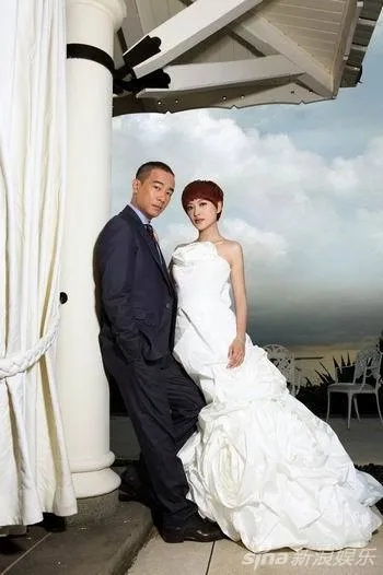 拒绝影楼风！应采儿陈小春结婚照教你拍出灵魂级街拍婚纱照