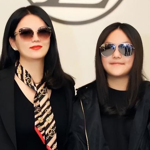 王诗龄近照变美了？揭秘英伦贵族千金养成记与穿搭逻辑