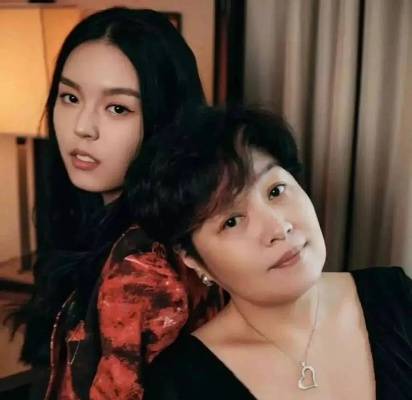 李咏女儿法图麦现状，从星二代到独立艺术家的进阶之路