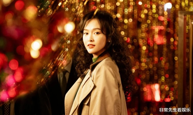 唐嫣晒与王家卫合照，揭秘繁花美学下的穿搭与光影实战