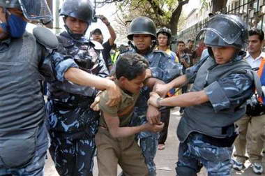 俄罗斯警察逮捕犯人后 竟然当面玩他的游戏！