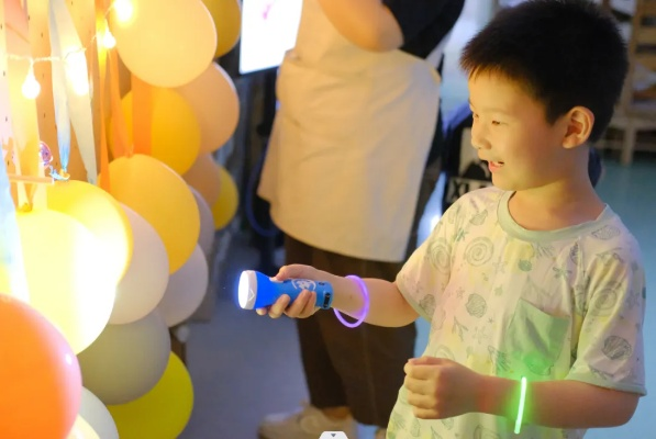 谢谢你玩我的游戏，游戏里我们是互相照亮的光