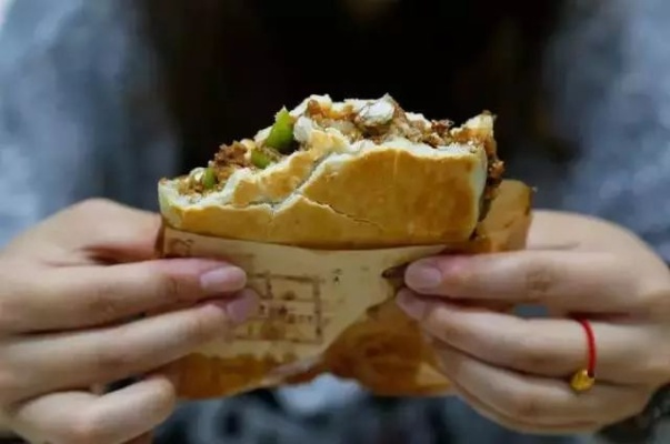 路边摊阿姨卖夹饼90度敞开往里塞肉，这暴风吸入秘籍咋学？