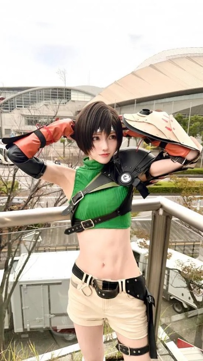 日本模特cos《棕色尘埃2》魔法少女ut妈 大雷露肚脐很吸睛！