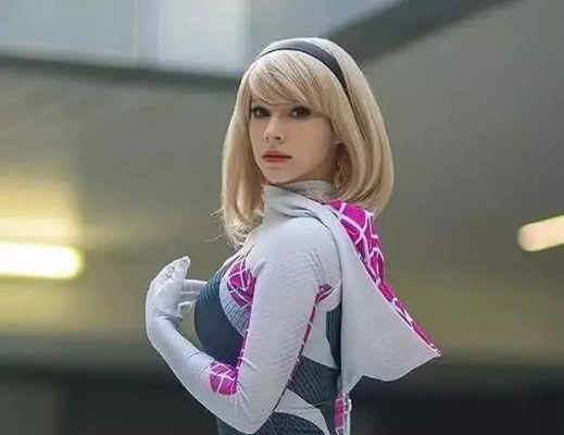 生化4艾什莉脸模cos蜘蛛格温，白黑连体服身材藏不住