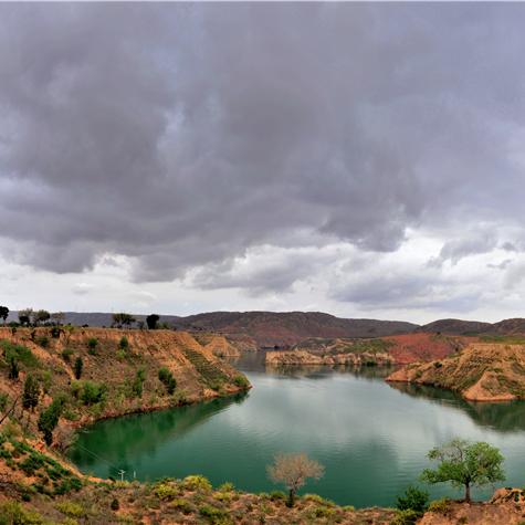 《红色沙漠》玩家意外发现：用树可一击秒杀Boss！