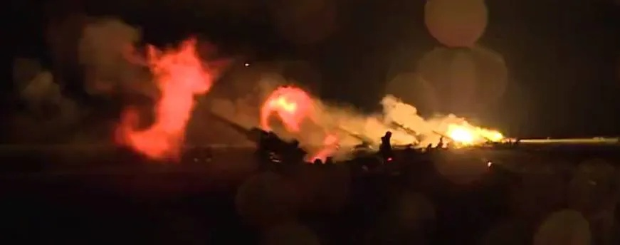 冰原夜幕中，喷火器硬刚蜜蜂狂潮的硬核激战