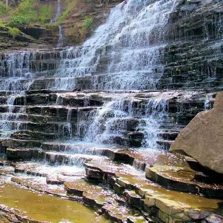 好评合作登山游戏《PEAK》更新上线 自动存储功能实装