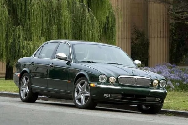 宾利劳斯莱斯的新对手？捷豹超豪华GT路测图首次曝光