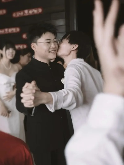 简自豪巴厘岛补办婚礼 上热搜！史森明伴郎亲Uzi侧脸?😜 -