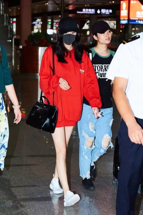 杨幂昨日机场穿搭解析，普通人也能学会的显瘦公式