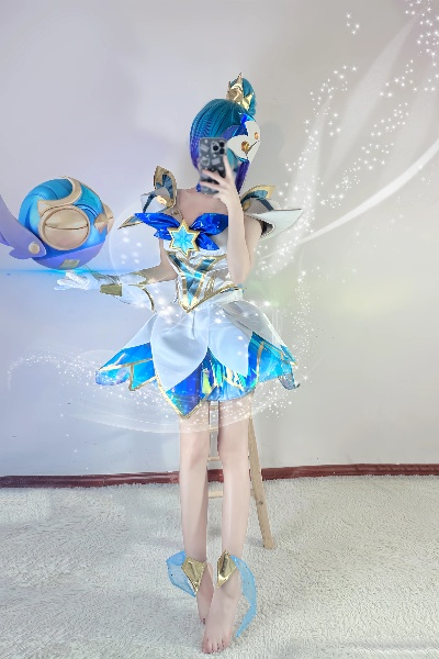 金铲铲方一cos西施,高踢腿惊艳！白到发光咋做到的?🔥👀