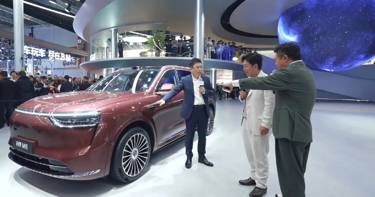 黄渤现场泼冷水问界M8,余承东回应:36瓶都不怕！