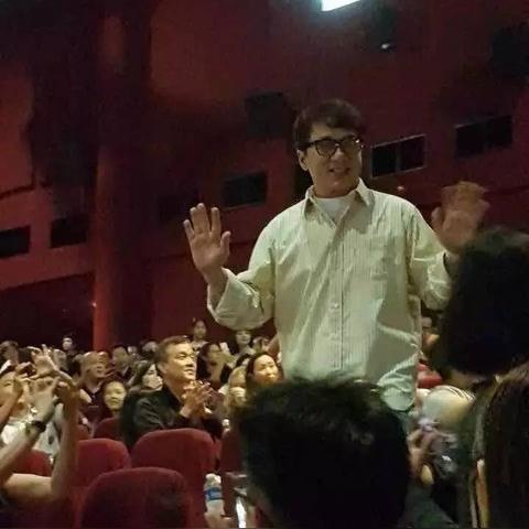 成龙逛超市被偶遇全记录，真实状态曝光，偶遇几率大吗？