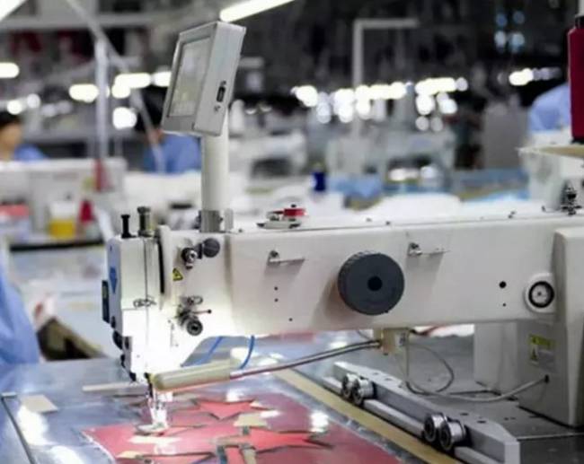 波司登董事长演示踩缝纫机，揭秘高端羽绒服工艺背后的设备选型