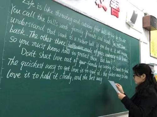 浙江语文老师板书走红背后，揭秘粉笔字教学艺术的硬核修炼