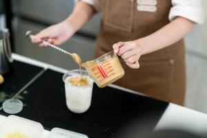 85后大叔卖奶茶身家150亿，普通人如何复制下沉市场搞钱逻辑？