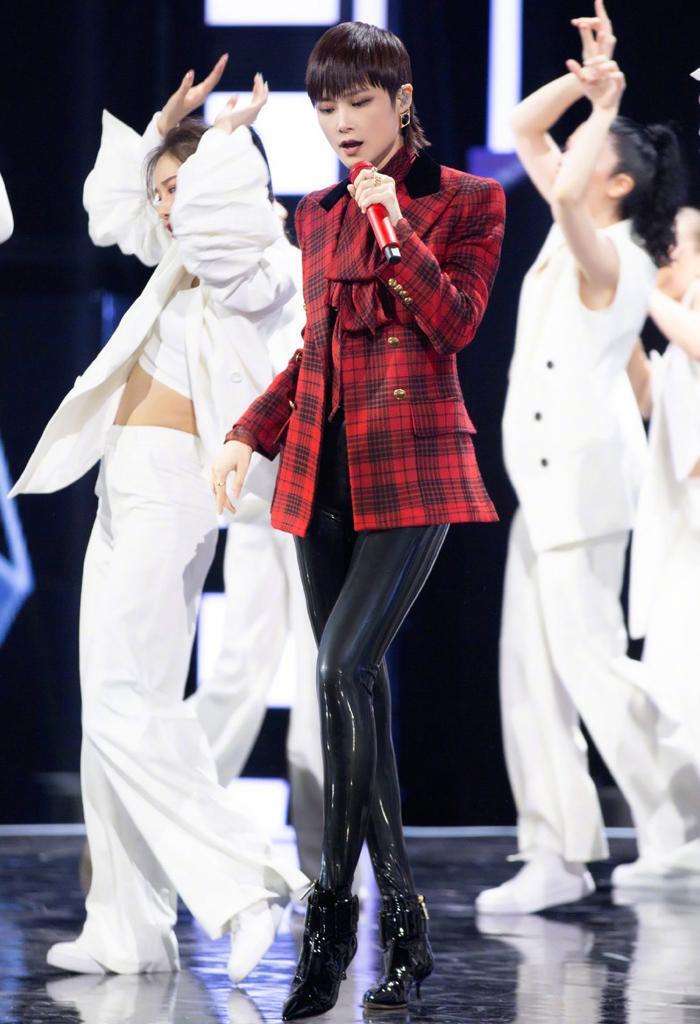 李宇春罕见穿裙？揭秘打破刻板印象的娘man平衡穿搭门道